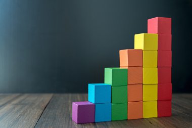 Renkli ahşap küp yapı taşları yığını