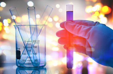 Laboratuvar test tüpü tutan bilim adamı el çift pozlama