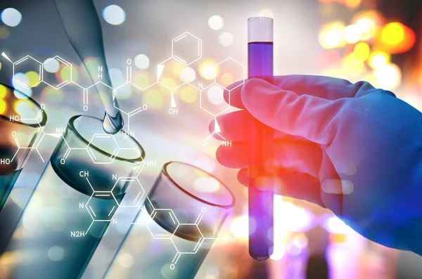 Laboratuvar test tüpü tutan bilim adamı el çift pozlama — Stok fotoğraf