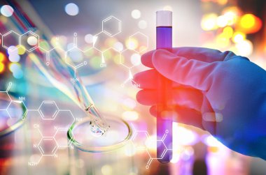 Laboratuvar test tüpü tutan bilim adamı el çift pozlama