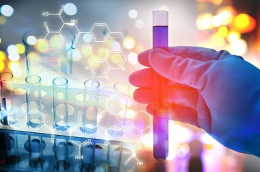 Laboratuvar test tüpü tutan bilim adamı el çift pozlama