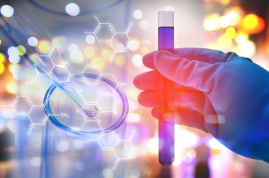 Laboratuvar test tüpü tutan bilim adamı el çift pozlama