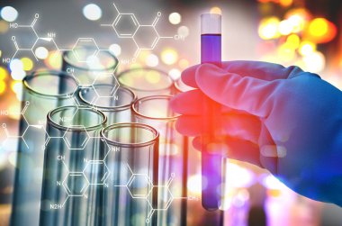 Laboratuvar test tüpü tutan bilim adamı el çift pozlama