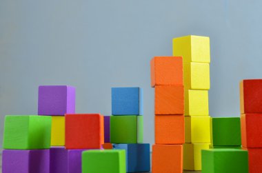 Renkli ahşap küp yapı taşları yığını