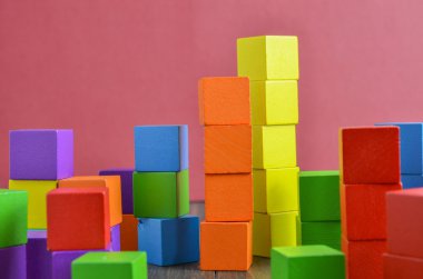 Renkli ahşap küp yapı taşları yığını