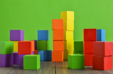 Renkli ahşap küp yapı taşları yığını