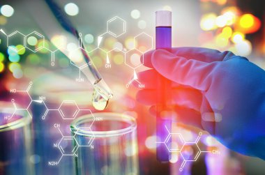 Laboratuvar test tüpü tutan bilim adamı el çift pozlama