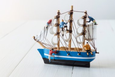 minyatür dağcılar yelkenli modeli üzerinde tırmanma