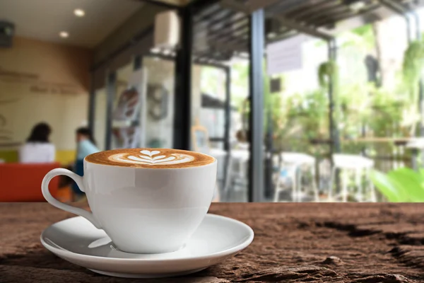 Copo de café branco na mesa de madeira — Fotografia de Stock