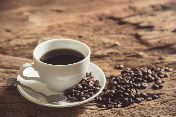 Taza de café blanco en mesa de madera — Foto de Stock