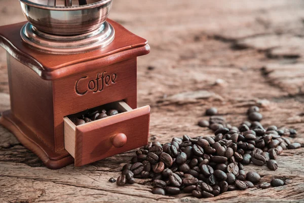 Kaffeemühle auf Holztisch — Stockfoto