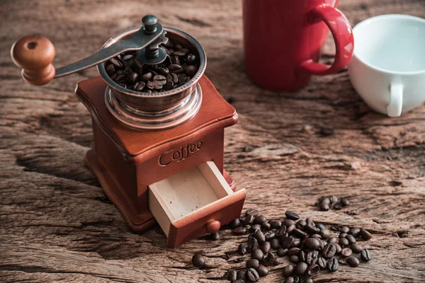 Moedor de café na mesa de madeira — Fotografia de Stock