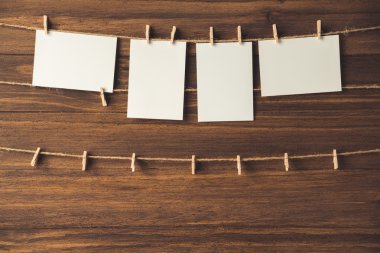clothespins ile ahşap arka plan asılı boş fotoğraf çerçeveleri