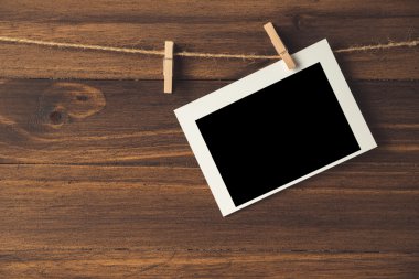 clothespins ile ahşap arka plan asılı boş fotoğraf çerçeveleri