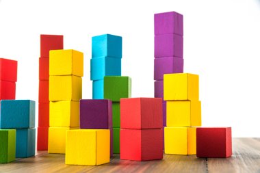 Renkli ahşap küp yapı taşları yığını