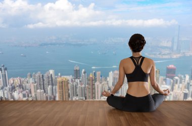 genç kadın city ile ahşap zemin üzerinde Yoga meditasyon pratik