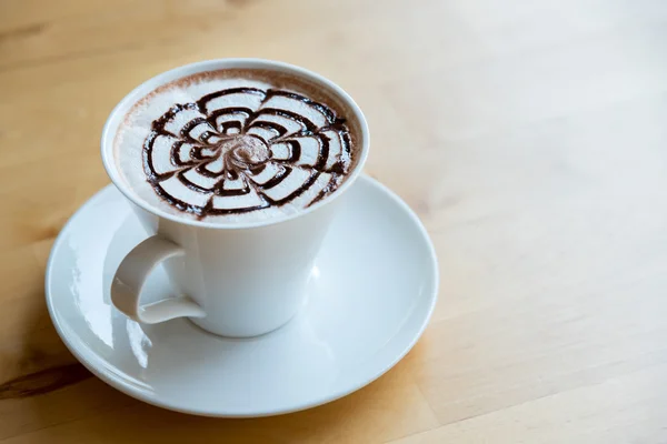 Latte de chocolate quente em copo branco na mesa de madeira — Fotografia de Stock