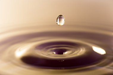 su yüzeyinde bırakarak su damlası