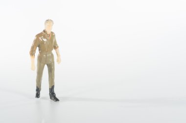 Minyatür insanlar çalışan adam beyaz arka plan üzerinde