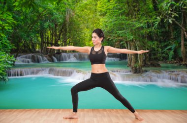 genç kadın su ile ahşap zemin üzerinde pratik yoga arka plan düşmek