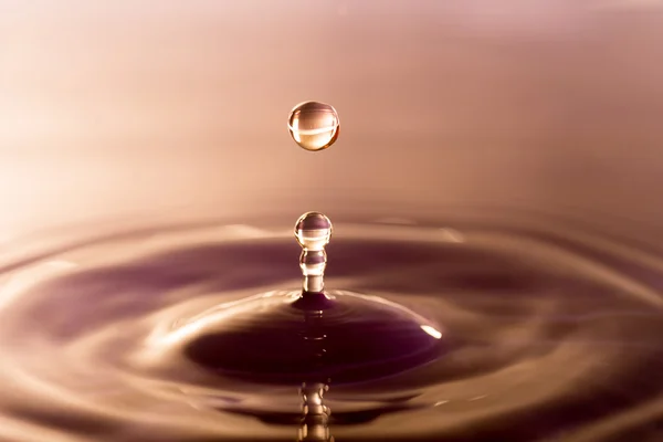 Goccia d'acqua che cade sulla superficie dell'acqua — Foto Stock