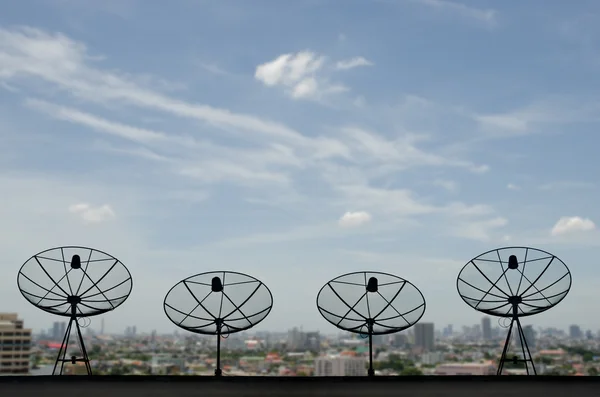 Супутниковий посуд на будівлі для телекомунікацій — стокове фото