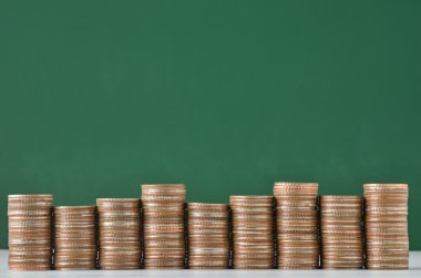 yeşil zemin üzerine sikke yığını