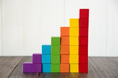 Renkli ahşap küp yapı taşları yığını