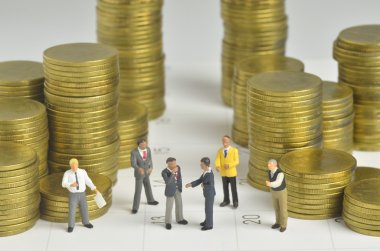 minyatür insanlar sikke ve takvim yığını ile anlaşma takım