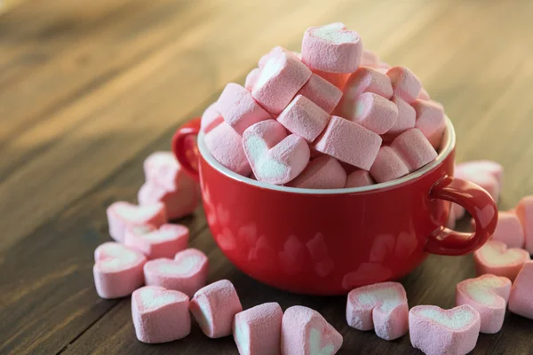 Doce marshmallow coração rosa na tigela vermelha — Fotografia de Stock