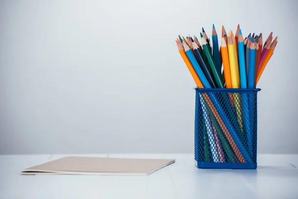 Barva tužka box na dřevěný stůl — Stock fotografie