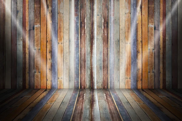 Renkli ahşap zemin ve grunge taş w ile karanlık odada ışık — Stok fotoğraf