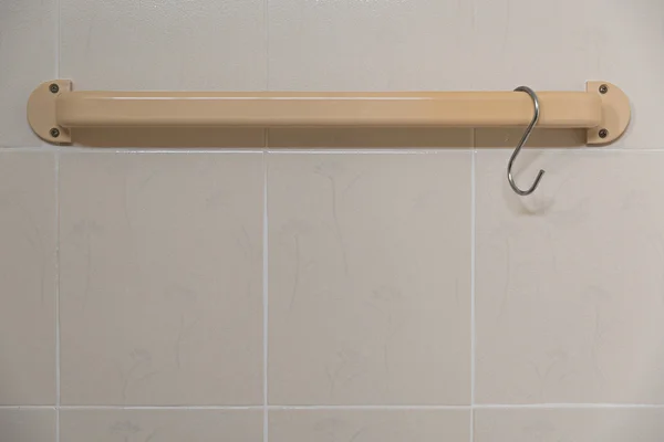 Handtücher hängen im Badezimmer — Stockfoto