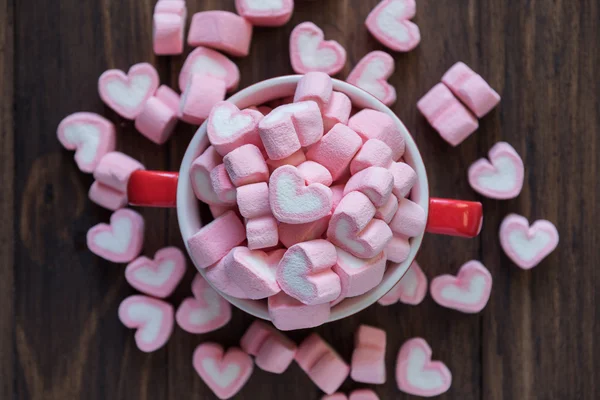 Dolce marshmallow cuore rosa in ciotola rossa — Foto Stock