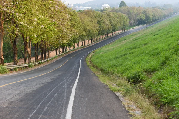 An empty winding long road — Stock Photo, Image