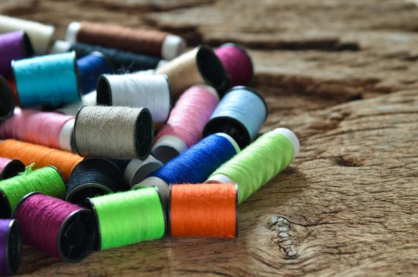 Цветные катушки нитей — стоковое фото