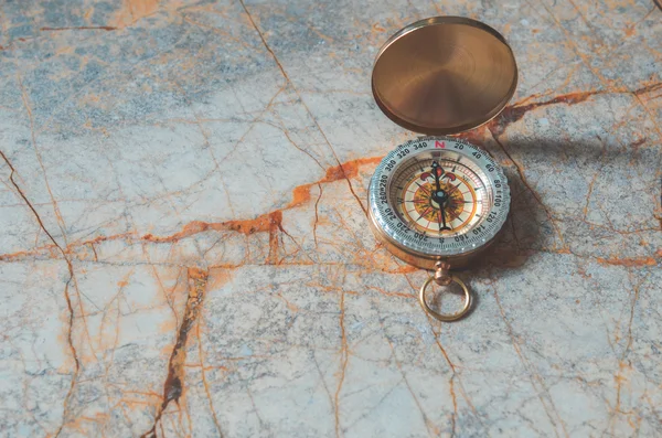 Kompas pada latar belakang batu marmer — Stok Foto