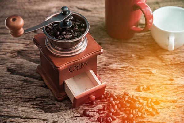 Penggiling kopi di atas meja kayu — Stok Foto