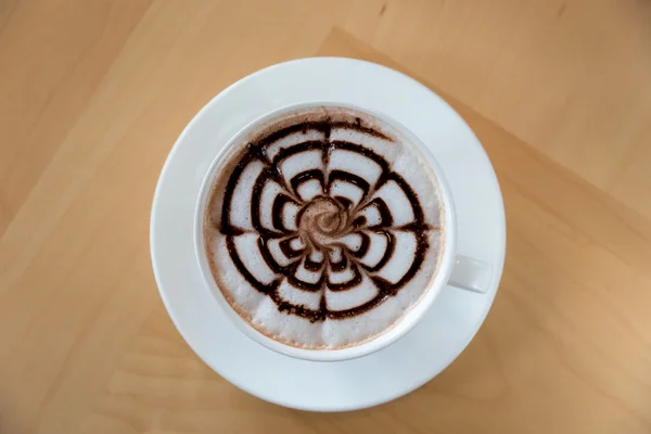 Latte de chocolate quente em copo branco na mesa de madeira — Fotografia de Stock