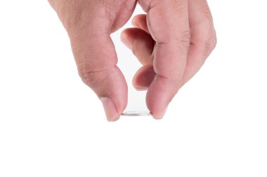 Beyaz arka plan üzerinde izole bir bozuk para koyarak adam el
