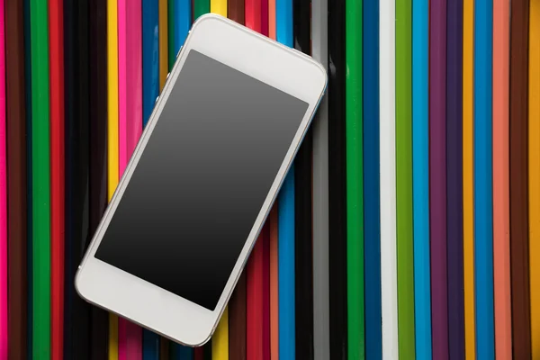 Telefoon op kleur potlood achtergrond — Stockfoto