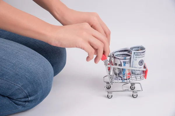 Kvinnan handen håller shopping cart figur — Stockfoto