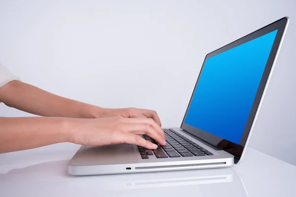 Nő kézi használ laptop — Stock Fotó
