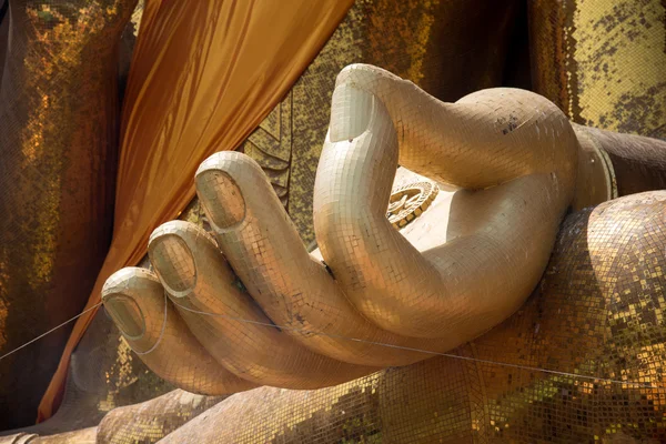 Mãos de ouro da estátua de buddha — Fotografia de Stock