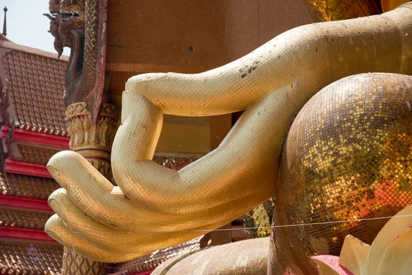 Goldene Hände der Buddha-Statue — Stockfoto