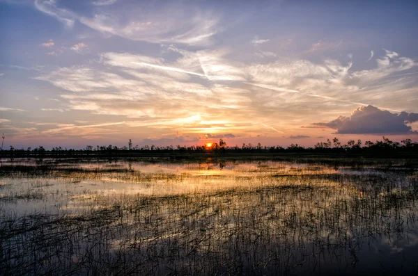 Himmel bei Sonnenuntergang mit Wolken — Stockfoto