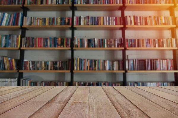 Textura de piso de madera marrón y fondo del estante del libro —  Fotos de Stock