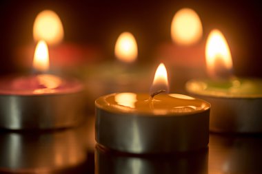 Spa mum koyu arka planda hafif yanma