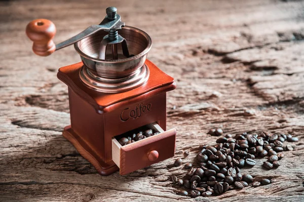 Młynki do kawy na drewnianym stole — Zdjęcie stockowe