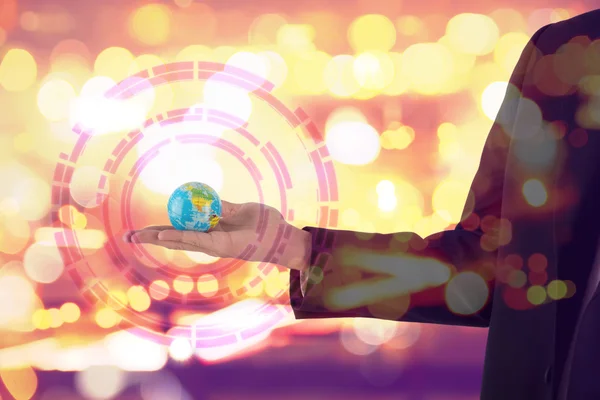 Земной шар в руках бизнесмена с городским боке фоне — стоковое фото